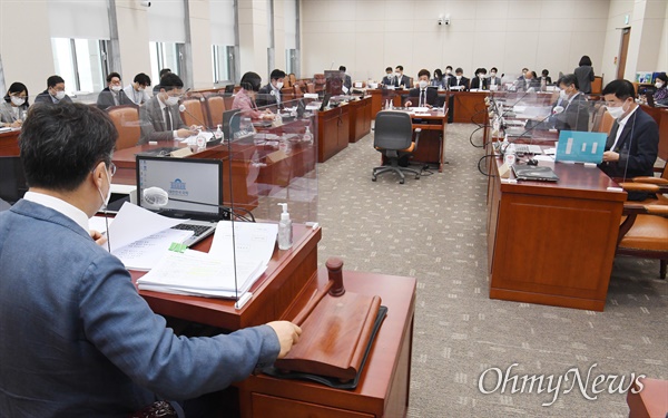  15일 오전 국회에서 열린 교육위 법안심사소위에서 박찬대 위원장이 개회를 하고 있다. 코로나19의 영향으로 소위실 대신 본회의실에서 열렸다.