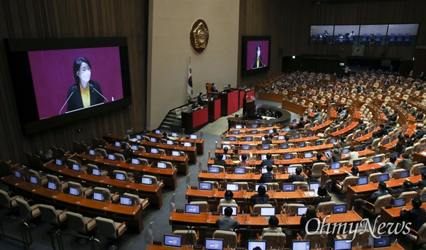 심상정 정의당 대표가 15일 오후 서울 여의도 국회에서 열린 본회의에서 비교섭단체 대표연설을 하고 있다.