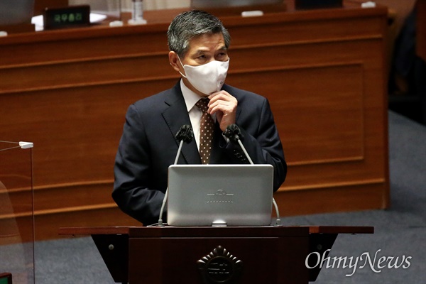  정경두 국방부 장관이 15일 국회 본회의장에서 열린 외교·통일·안보 분야 대정부질문에 출석해 의원들 질문에 답변하고 있다.