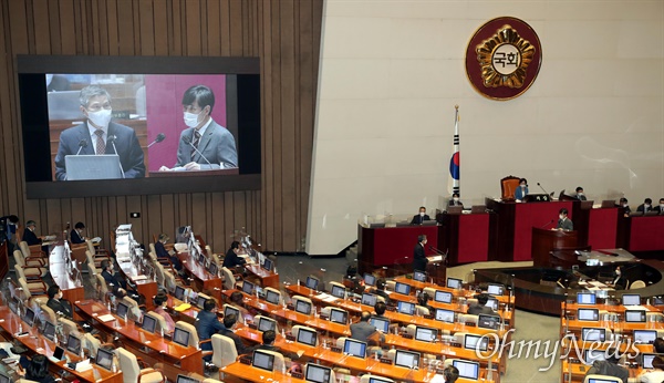  정경두 국방부 장관이 15일 오후 서울 여의도 국회에서 하태경 국민의힘 의원 질문에 답변하고 있다.