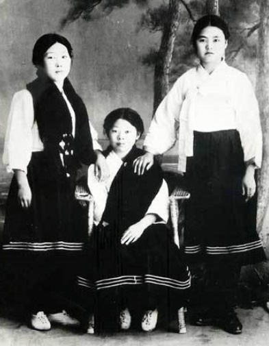박정희의 형수이자 박상희의 부인 조귀분(오른쪽)