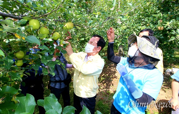 고우현 경북도의회 의장이 15일 연이은 태풍으로 피해를 입은 문경의 한 농가를 찾아 격려하고 지원활동을 펼쳤다.