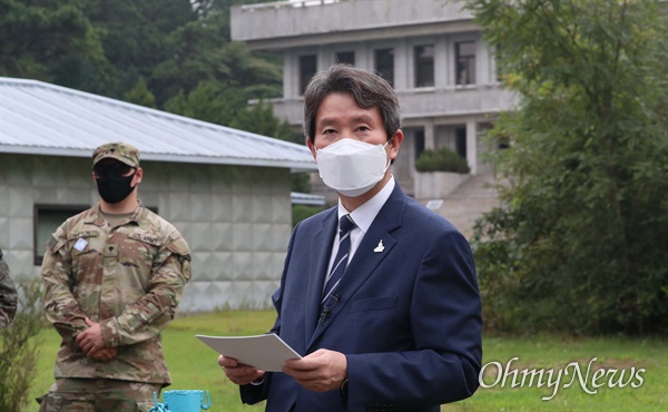 지난 9월 16일 판문점을 방문한 이인영 통일부장관이 남북정상들이 기념식수를 한 장소에서 인터뷰를 하고있다.