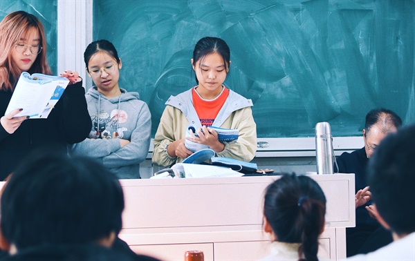 한국에서 영어 가르치는 일이 수월하지 않듯, 해외에 살면 한국어를 가르치거나 유지시키는 일이 관건이다. 부모의 노력에도 한계점이 온다. 아이들이 커가면서 영어 사용이 자유로워지면 자연스럽게 한국어 능력은 저하되기 때문이다.