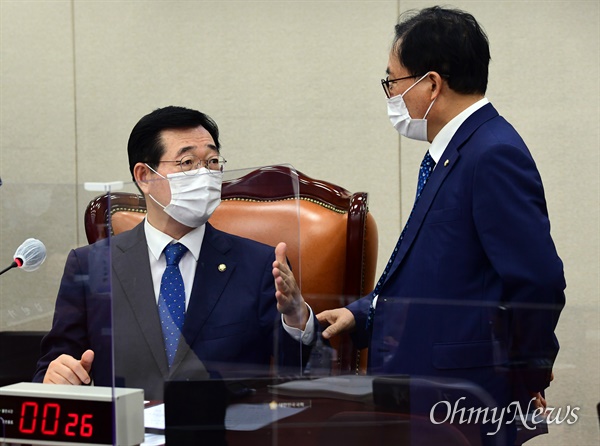 민홍철 국회 국방위원장과 이채익 국민의힘 의원이 지난 16일 국회 국방위원회 전체회의에서 대화를 나누고 있다.