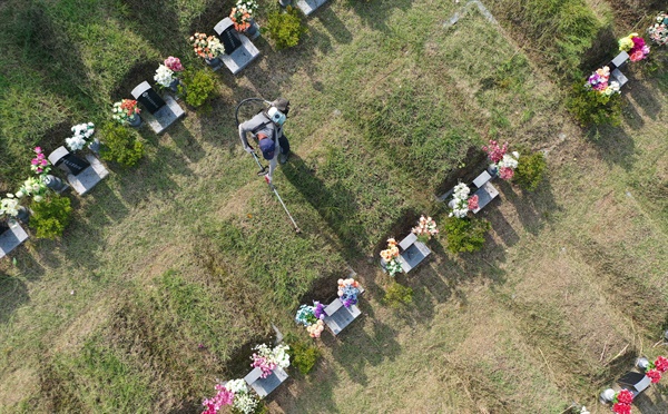 추석 연휴를 2주가량 앞둔 14일 광주 북구 영락공원묘지에서 효령동 주민이 벌초하고 있다. 