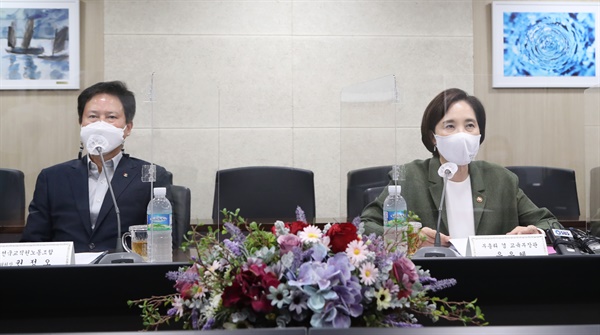 권정오 전교조 위원장과 유은혜 교육부장관이 16일 오전 서울에서 만나 간담회를 갖고 있다. 