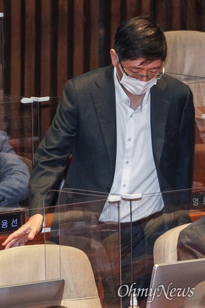 김홍걸 더불어민주당 의원이 16일 오후 서울 여의도 국회 본회의장에서 열린 경제분야 대정부질문에 참석하고 있다.