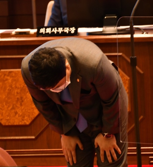 강남구의회 이관수 전 의장이 16일 의회에 출석해 머리숙여 사과하고 있다.