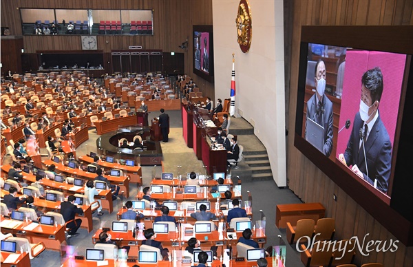 16일 국회에서 열린 경제분야 대정부질문에서 국민의힘 유의동 의원이 홍남기 경제부총리를 상대로 질의 하고 있다.