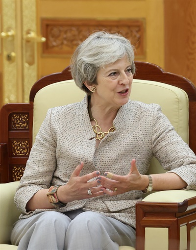 세계지식포럼 참석차 방한한 테레사 메이 전 영국 총리가 16일 오후 청와대에서 문재인 대통령을 예방하고 있다.