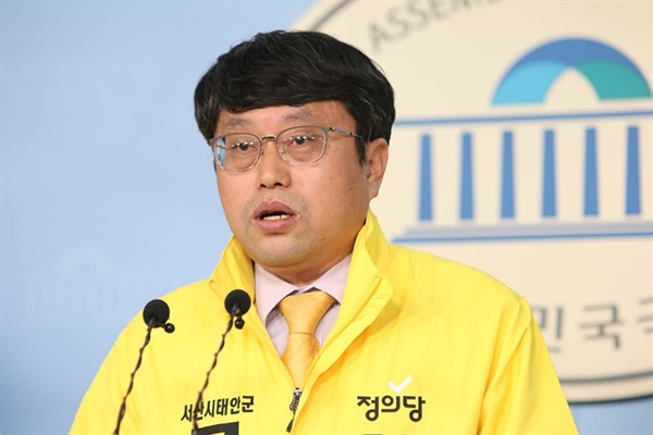 지난 3월 국회에서 열린 정의당 노동정책 공약 기자회견장에서 신현웅 후보자가 "노동이 당당한 나라 만들겠다"며 공약을 발표했다. 