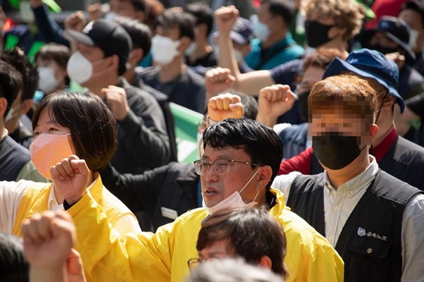 지난 5월 1일 노동절 집회에서 신현웅 후보(가운데)가 이선영 충남도의원(왼쪽 첫번째)과 함께 구호를 외치고 있다. 