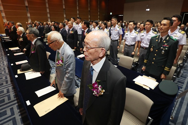 2019년 9월 17일 서울 용산구 백범김구기념관에서 열린 '한국광복군 창군 제79주년 기념식'에서 이태원·임우철·오상근 애국지사와 참석자들이 애국가를 제창하고 있다. 이 기념식에는 육군사관학교 생도들이 일부 참석했다.