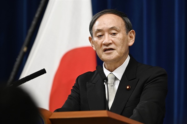 스가 요시히데(菅義偉) 일본 총리가 16일 오후 9시 관저에서 취임 후 첫 기자회견을 열고 있다. 