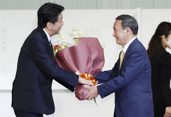 스가 요시히데(菅義偉) 일본 관방장관(오른쪽)이 지난 9월14일 경쟁 후보들을 압도적인 표 차로 제치고 총재에 당선됐다. 사진 왼쪽은 아베 신조(安倍晋三) 전 총리.