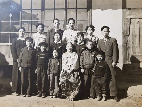1950년대 말 혹은 1960년대 초 경상북도 상주 읍내의 집에서 촬영. 우리 가족과 작은 아버지 가족들이 함께 모였다. 이 사진 촬영 후 우리 가족은 서울로 이주했다.