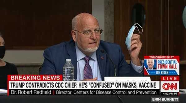 로버트 레드필드 미국 질병통제예방센터(CDC) 국장의 마스크 착용 강조를 보도하는 CNN 뉴스 갈무리.