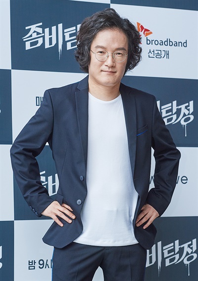 '좀비탐정' 이중옥, 거침없는 연기 이중옥 배우가 17일 오후 사전녹화 뒤 공개된 KBS 2TV 새 월화 예능드라마 <좀비탐정> 온라인 제작발표회에서 포즈를 취하고 있다. <좀비탐정>은 부활 2년 차 좀비가 탐정이 되어 자신의 과거를 찾기 위해 고군분투하는 휴먼 코미디 드라마다. 21일 월요일 밤 9시 30분 첫 방송.