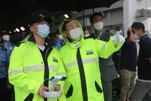 부산해양경찰서는 9월 17일 이국종 교수(아주대병원)를 초청해 무인비행장치(수소드론)를 활용한 해상 훈련 시연을 했다.