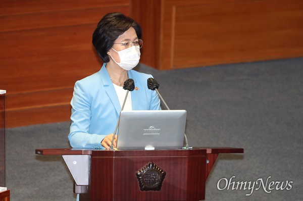 추미애 법무부 장관이 17일 오후 서울 여의도 국회에서 열린 본회의에서 질문에 답변하고 있다.