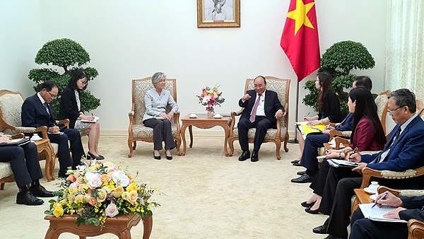 강경화 외교부 장관이 17일 응우옌 쑤언 푹 베트남 총리를 예방하고 양국 간 협력 방안을 논의했다.