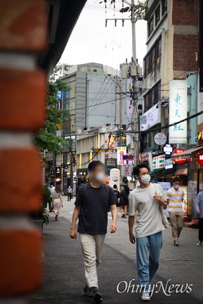 조기현 작가가 경훈씨와 인터뷰를 마치고 거리를 걷는 모습.