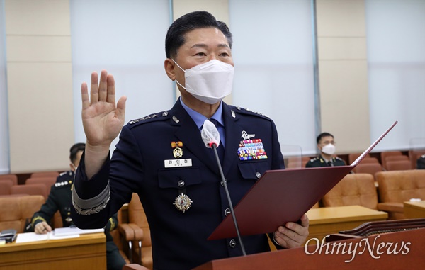  원인철 합참의장 후보자가 18일 오전 서울 여의도 국회 국방위원회에서 열린 인사청문회에 출석해 선서를 하고 있다. 

