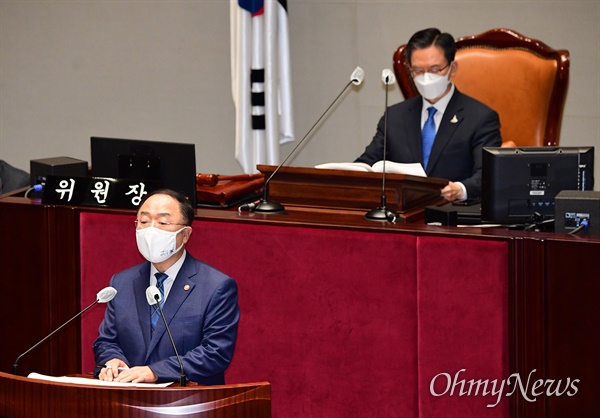 홍남기 경제부총리가 18일 국회 예산결산특별위원회 전체회의에서 제4차 추가경정예산안에 대해 제안설명하고 있다. 