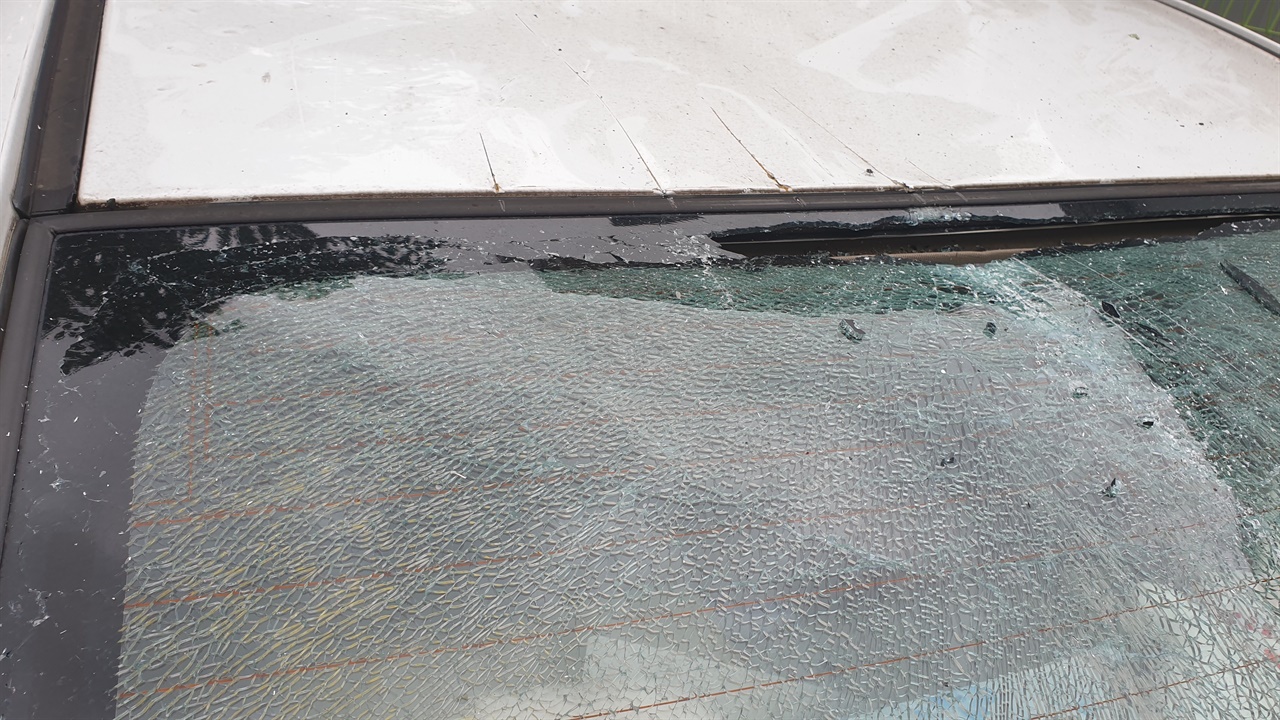 지난 9월 3일(목)아침 태풍 마이삭으로 인해 주차장 근처 주택 옥상에서 알루미늄 널빤지가 날아와 지붕이 내려 앉고 뒷유리가 부서졌습니다. 