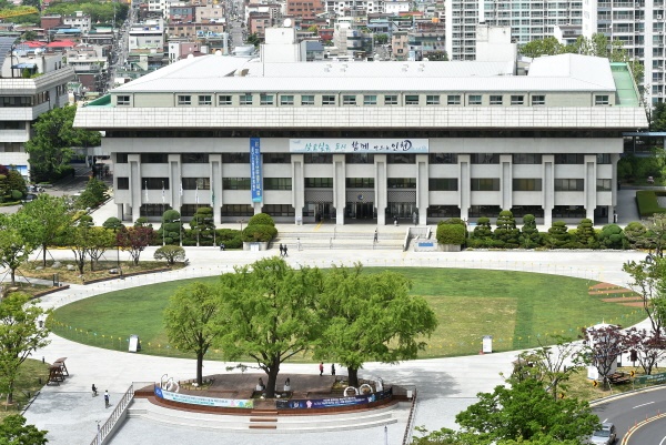 '2023년 제56차 아시아개발은행 연차총회'가 5월 2일부터 5일까지 나흘간 인천에서 개최된다. 자료사진. 사진은 인천시청사 전경.