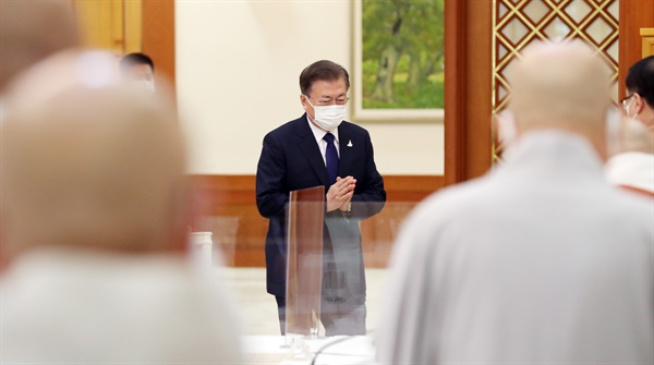 문재인 대통령이 18일 오전 청와대에서 한국 불교지도자 초청 간담회에 앞서 참석자들과 인사하고 있다.