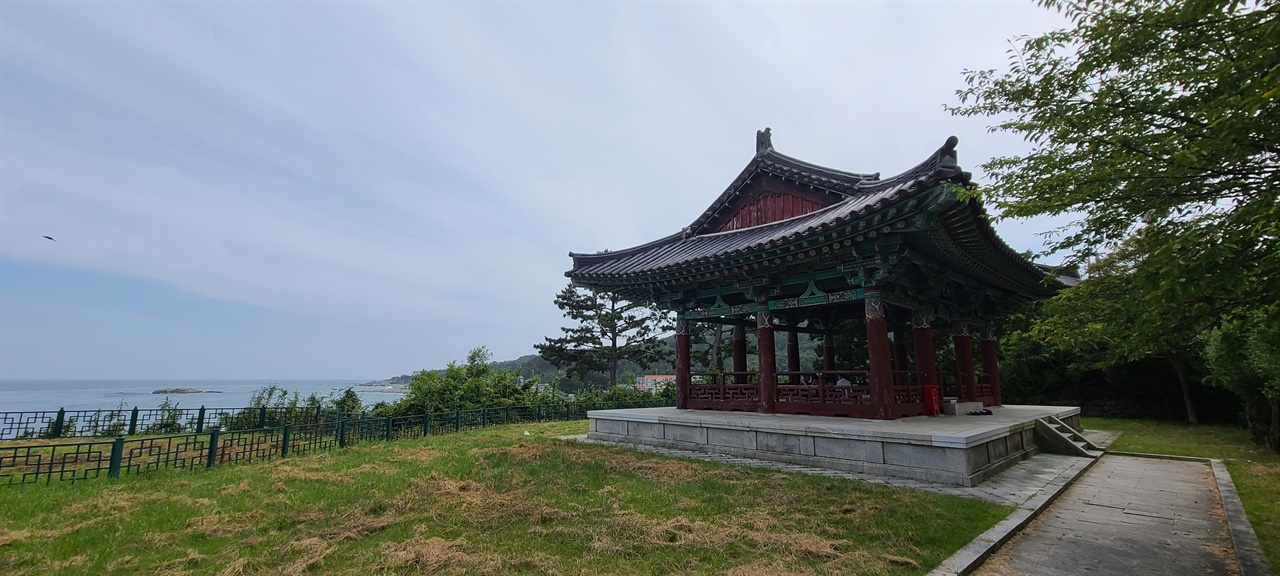 이견대   바다 위에서 대나무 두 개가 하나로 합쳐지는 것을 보고 신문왕이 찾아갔다. 용이 대나무를 주었다. 이를 피리로 만드니, 만파식적이다. 멀리 대왕암이 보인다.