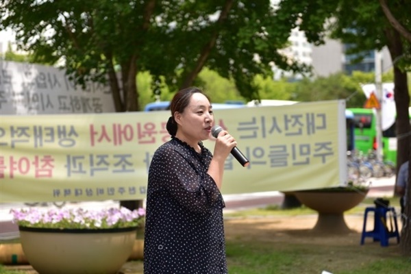 월평공원 민간특례사업 반대 집회 중 발언 중인 김수왕 관장 주민들을 주축으로 월평공원을 훼손하는 아파트 건설사업을 막아냈다.