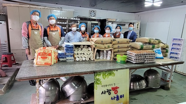 한전서산지사 직원들은 19일 오전 400개의 빵을 만들어 홀몸노인과 어린이들에게 나눠줬다.