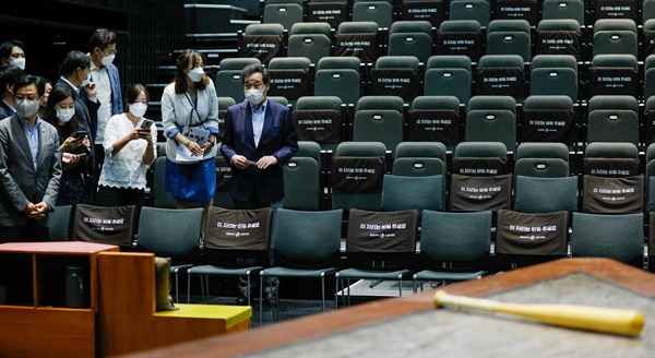 더불어민주당 이낙연 대표가 20일 오후 서울 종로구 세종문화회관을 찾아 코로나19 위기를 맞은 공연예술 현장 관계자들과 간담회를 마친 뒤 뮤지컬 '머더발라드' 공연장인 S씨어터 내부를 둘러보고 있다.