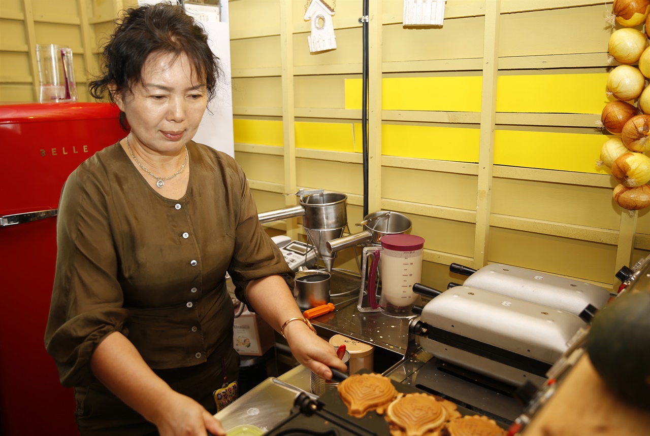 박정원 씨가 양파빵을 굽고 있다. 박 씨는 양파를 활용한 먹을거리 개발을 위해 양파 주산지인 무안으로 거처를 옮겼다.