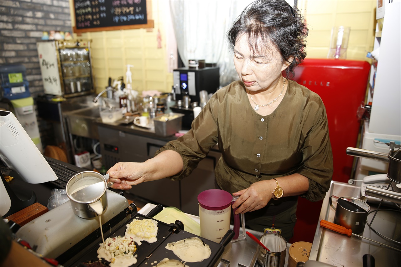 박정원 씨가 양파빵을 굽고 있다. 양파빵은 무안양파의 소비 촉진에 큰 보탬이 될 것으로 기대되고 있다.