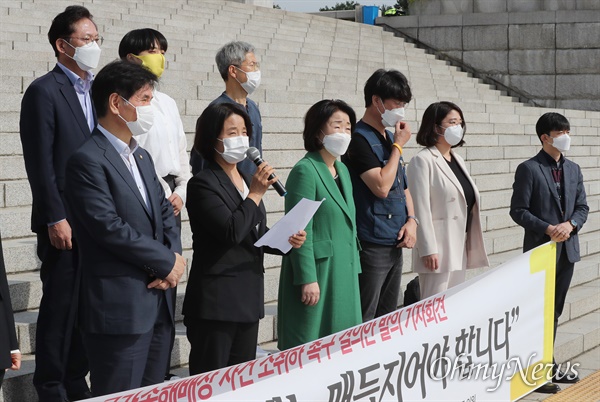 이은주 정의당 의원이 21일 오전 서울 여의도 국회 본청 앞에서 열린 쌍용자동차 국가손해배상 사건 소취하 촉구 결의안 발의 기자회견에서 모두발언을 하고 있다. 이 의원 오른쪽은 심상정 대표. 

이번 결의안은 이은주 정의당 의원 대표발의로 여야 118명 의원이 공동발의했다. 