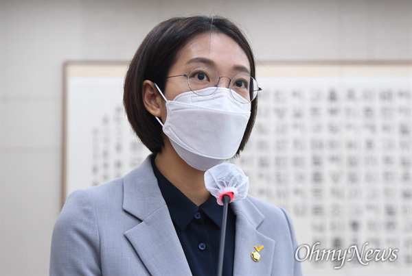 장혜영 정의당 의원이 21일 서울 여의도 국회에서 열린 법제사법위원회 전체회의에 참석해 차별금지법 제안설명을 하고 있다. 