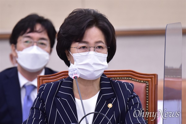 추미애 법무부 장관이 21일 서울 여의도 국회에서 열린 국회 법제사법위원회 전체회의에 출석, 답변하고 있다.