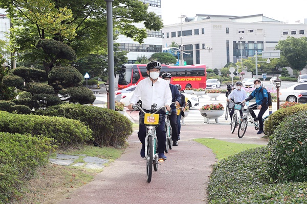 허성무 창원시장은 9월 22일 자전거를 타고 출근했다.