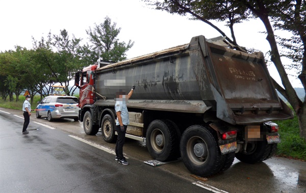 경상남도 도로관리사업소는 과적차량 단속을 강화하고 있다.