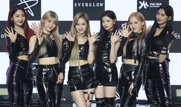 '에버글로우' 전사의 기세 에버글로우(EVERGLOW. 이유, 시현, 미아, 온다, 아샤, 이런)가 21일 오후 열린 2nd 미니앨범 < -77.82X-78.29 >발매 기념 온라인 미디어 쇼케이스에서 포즈를 취하고 있다. 타이틀곡 '라 디 다(LA DI DA)'는 주체적이고 능동적인 여성상을 표방해 이 시대의 소외된 계층을 대표해 싸워나가는 걸크러시한 전사의 모습을 표현하고 있다.