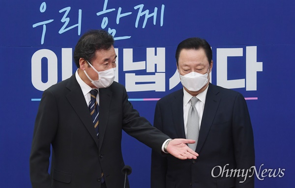 더불어민주당 이낙연 대표가 22일 서울 여의도 국회 당대표 회의실에서 박용만 대한상공회의소 회장을 접견하고 있다. 