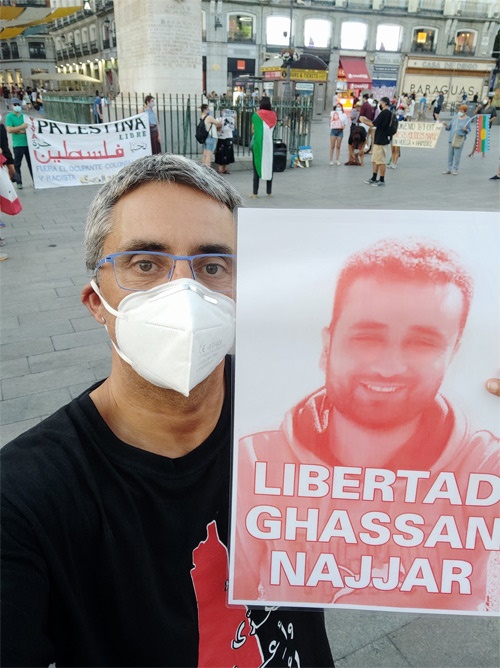 지난 8월 8일 스페인 마드리드에서 진행한 팔레스타인 양심수 석방 캠페인에서 갓산 나자르(사진)의 석방을 기원하는 포스터를 들고 있는 스페인 국제활동가.