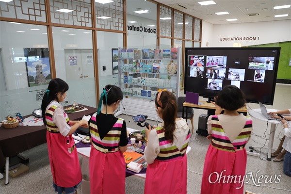 인천경제자유구역청 IFEZ 글로벌센터는 인천경제자유구역에 거주하는 외국인들에게 한국의 명절 음식을 직접 만들어 배울 수 있는 기회를 제공하기 위해 9월 22일 온라인 요리강좌를 열었다.
