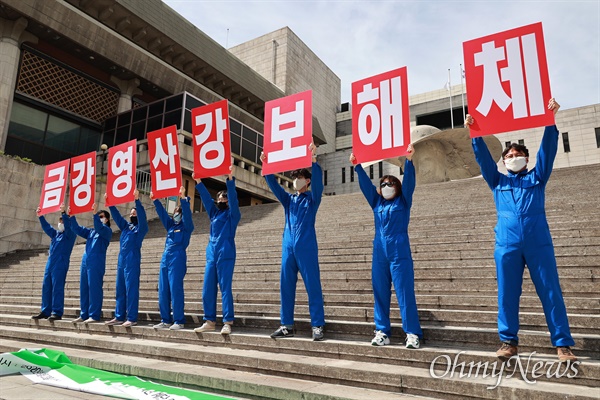 4대강재자연화시민위원회 회원들이 23일 오전 서울 세종문화회관앞에서 공무원과 지역 정치인들의 외압으로 세종보 자연성회복안이 후퇴할 것을 우려하며, 금강과 영산강 보 처리 방안 원안 확정을 촉구하는 기자회견을 열었다.