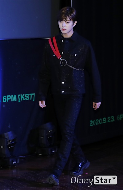 '고스트나인' 이진우, 시선잡는 미소년 고스트나인(GHOST9)의 이진우가 23일 오후 서울 강남구의 한 공연장에서 열린 데뷔 앨범 < 프리 에피소드 1 : 도어(PRE EPISODE 1 : DOOR) > 쇼케이스에서 포토타임을 갖고 있다.  고스트나인은 '프로듀스X101'에서 활약 후 '틴틴'으로 프리 유닛 데뷔를 했던 이우진, 이진우, 이태승을 포함해 황동준, 이신, 최준성, 이강성, 손준형, 프린스로 구성된 9인조 보이그룹이다.