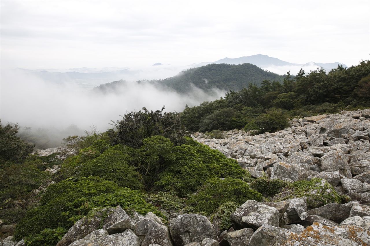 달마산의 중턱에 난 달마고도를 따라 걷다가 내려다 본 풍경. 비가 개고 구름이 산야를 덮고 있다.